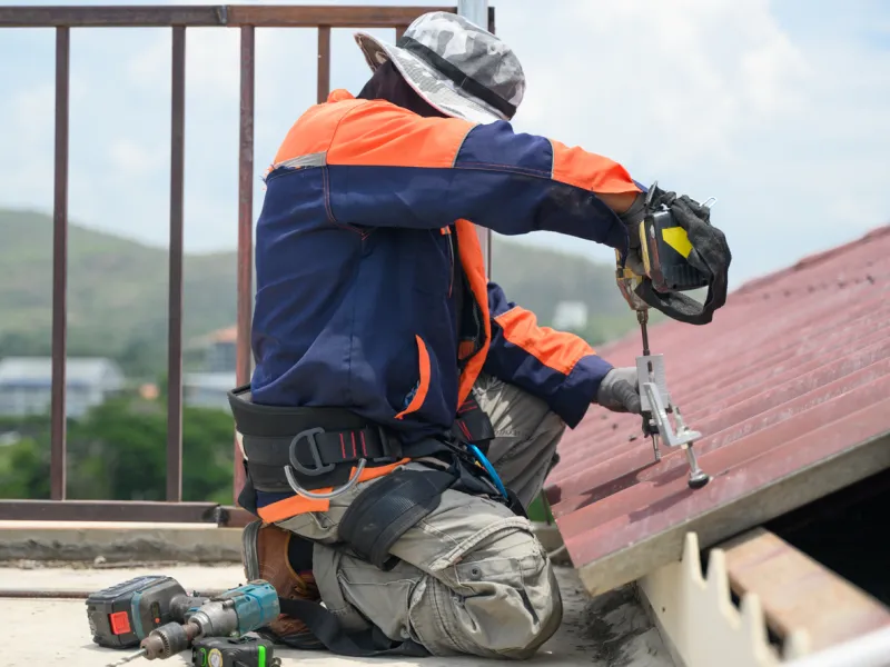 Mettere in sicurezza i tetti: linee vita, parapetti, reti anticaduta e ponteggi